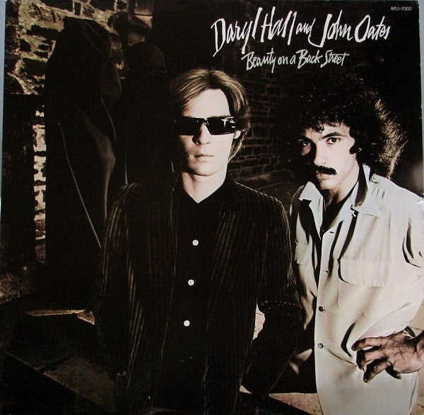 Daryl Hall And John Oates – Beauty On A Back Street